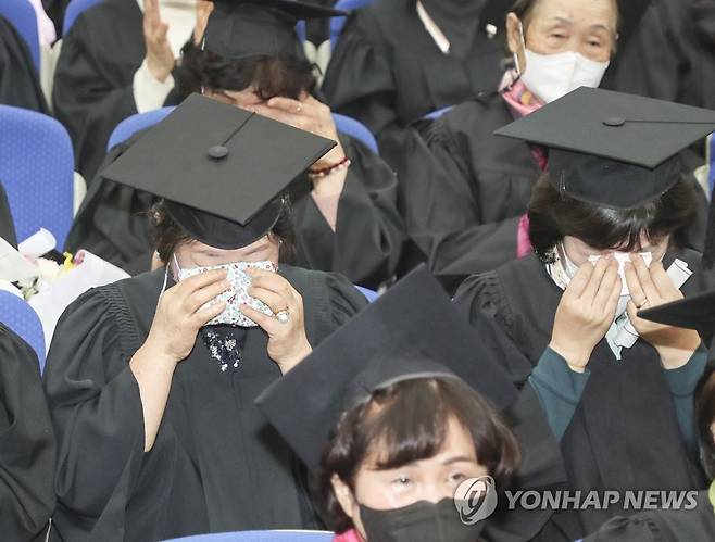 만학도 감격의 눈물...2023 부경보건고 졸업식 [연합뉴스 자료사진]