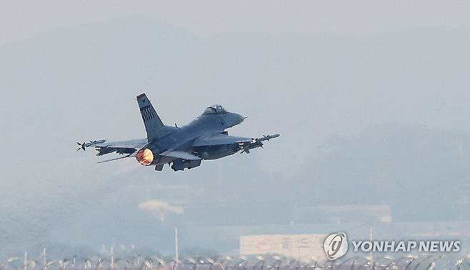 이륙하는 F-16 전투기 (평택=연합뉴스) 홍기원 기자 = 한미 연합공중훈련 '비질런트 디펜스'(Vigilant Defence)가 시작된 30일 경기도 평택시 주한미공군 오산기지에서 F-16 전투기가 이륙하고 있다. 2023.10.30 xanadu@yna.co.kr