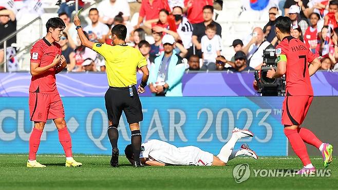 경고 받는 박용우 (도하=연합뉴스) 김도훈 기자 = 15일(한국시간) 카타르 도하 자심 빈 하마드 스타디움에서 열린 2023 아시아축구연맹(AFC) 아시안컵 조별리그 E조 한국과 바레인의 경기. 대표팀 박용우가 바레인 알리 마단을 수비하는 과정에서 경고를 받고 있다. 2024.1.16 superdoo82@yna.co.kr