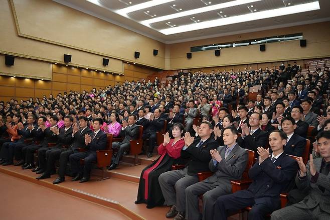 30일 평양에서 '김정은 방중' 다큐멘터리 관람하는 사람들 [주북 중국대사관 제공. 재판매 및 DB 금지]