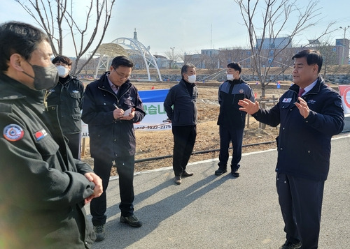 동해시 전천 방문한 심규언 동해시장 [연합뉴스 자료사진]