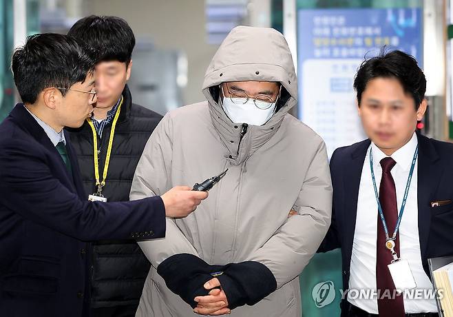 경찰 조사받고 이동하는 최영환 전 광주시의원 (광주=연합뉴스) 정다움 기자 = 31일 오후 광주 서부경찰서에서 뇌물수수·공무상비밀누설 등 혐의를 받는 최영환 전 광주시의원이 경찰 조사를 받은 뒤 이동하고 있다. 이동 중 "혐의를 인정하느냐"는 등의 기자 질의에 최 전 의원은 아무런 답변을 하지 않았다. 최 전 의원은 현직 의원 시절 사립 유치원을 공립으로 전환하는 사업(매입형 유치원)과 관련해 특정 유치원이 선정되게 도와달라는 청탁과 함께 수천만 원을 받아 챙긴 혐의를 받고 있다. 2024.1.31 daum@yna.co.kr