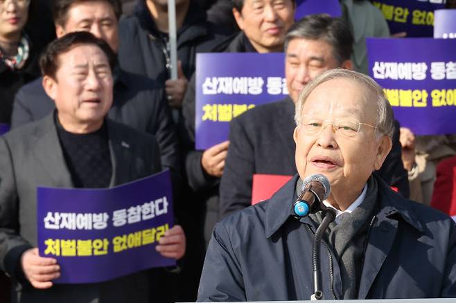 손경식 한국경영자총협회 회장이 지난 1월 31일 국회 앞에서 열린 50인 미만 사업장 중대재해처벌법 유예 불발 규탄 대회에서 발언하고 있다. 왼쪽은 김기문 중소기업중앙회장. (사진=연합뉴스)