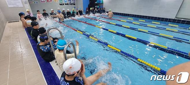 울산시교육청이 올해부터 초등 생존수영 교육시설 수영장을 19곳으로 확대 운영한다.