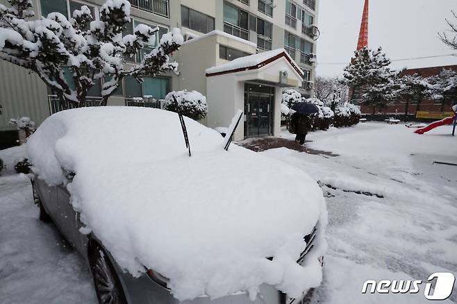 광주 광산구 한 아파트 주차장에 눈이 쌓여있다. 2024.1.24/뉴스1 ⓒ News1 김태성 기자