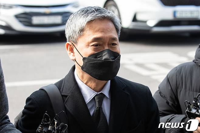 '드라마 제작사 고가 인수 의혹'을 받는 김성수 카카오엔터테인먼트 대표가 1일 서울 양천구 남부지방법원에서 열린 구속 전 피의자 심문(영장실질심사)에 출석하고 있다. 서울남부지검 금융조사1부(부장검사 권찬혁)는 지난 29일 김 대표와 이준호 투자전략부문장에 대해 각각 특정경제범죄가중처벌등에관한법률 위반(배임), 범죄수익은닉규제법 위반 혐의로 구속영장을 청구했다. 2024.2.1/뉴스1 ⓒ News1 유승관 기자