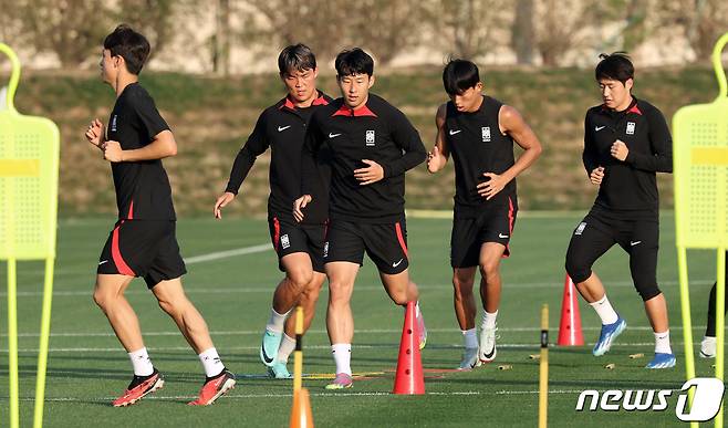 2023 아시아축구연맹(AFC) 카타르 아시안컵 호주와의 8강전을 앞둔 대한민국 축구대표팀 손흥민이 1일(현지시간) 카타르 도하 알 에글라 트레이닝 센터에서 훈련을 하고 있다. 2024.2.1/뉴스1 ⓒ News1 김성진 기자