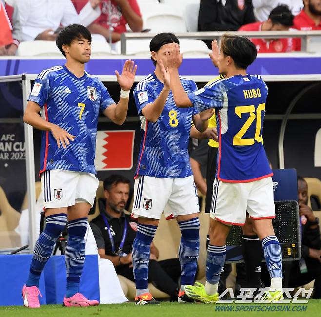 31일(현지시간) 카타르 도하 알투마마 스타디움에서 열린 2023 아시아축구연맹(AFC) 카타르 아시안컵 16강전 바레인과 일본의 경기. 일본 구보가 후반 교체되면 미토마, 미나미노와 하이파이브를 하고 있다. 도하(카타르)=박재만 기자 pjm@sportschosun.com/2023.01.31/