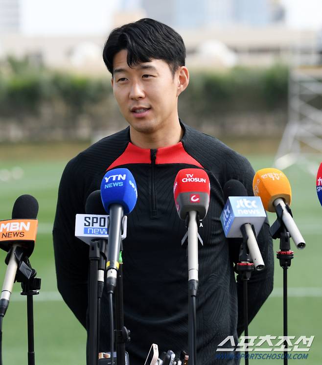 대한민국 축구대표팀이 31일(현지시간) 카타르 도하 알 아글라 트레이닝 센터에서 회복훈련을 진행했다. 손흥민이 인터뷰를 하고 있다. 도하(카타르)=박재만 기자 pjm@sportschosun.com/2023.01.31/