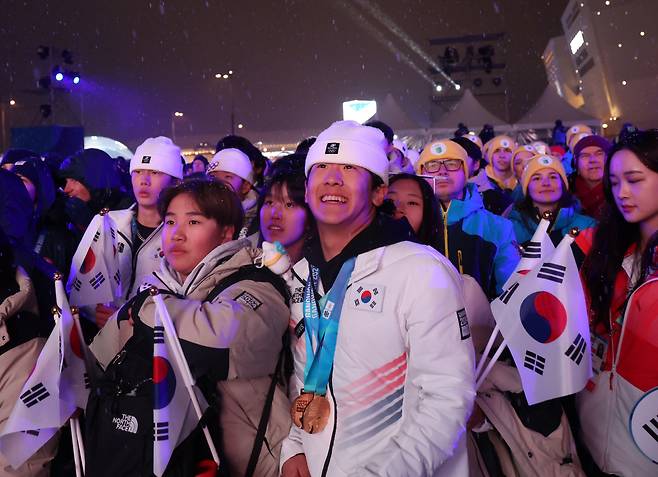 우리의 열정은 끝나지 않아요.스노보드 2관왕 이채운과 대한민국 선수단.<저작권자(c) 연합뉴스, 무단 전재-재배포, AI 학습 및 활용 금지>