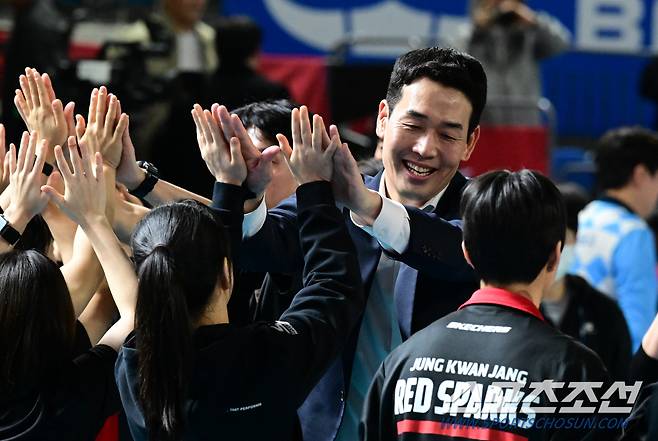 정관장 고희진 감독이 1일 IBK기업은행전서 승리한 뒤 선수들과 하이파이브를 하고 있다. 사진제공=KOVO