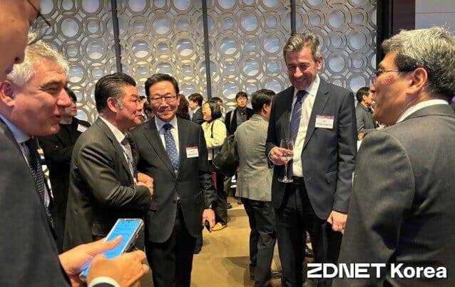 1월 31일 '세미콘 인터스트리 리더십 디너' 행사에서 이우경 ASML 코리아 사장(좌측)이 송재혁 삼성전자 DS부문 최고기술책임자(CTO) 겸 반도체연구소장 사장(우측), 토마스 피리스주크 (Thomas Piliszczuk) IMEC 부사장(가운데)과 인사하고 있는 모습.(사진=지디넷코리아 이나리 기자)