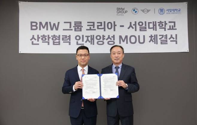 정상천 BMW그룹코리아 서비스총괄 본부장(왼쪽)과 오선 서일대 총장이 지난달 31일 서울 중랑구 서일대에서 업무협약을 맺고 기념촬영을 하고 있다.[사진제공:BMW그룹코리아]