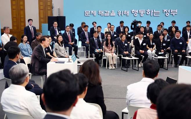 윤석열 대통령이 1일 경기도 성남시 분당서울대병원에서 열린 '국민과 함께하는 민생토론회-여덟 번째, 생명과 지역을 살리는 의료개혁'에서 발언하고 있다. [이미지출처=연합뉴스]