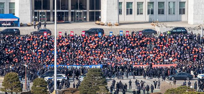 31일 서울 여의도 국회 본관 앞에서 중소기업인과 소상공인 등 3500여 명이 참석한 가운데 ‘50인 미만 사업장 중대재해처벌법 유예 법안 통과 촉구 결의 대회’가 열렸다. 국회 내에서 기업인 수천 명이 모여 집회를 가진 것은 이번이 처음이다. 기업인들은 1일 열리는 국회 본회의에서 2년 유예 법안이 꼭 통과돼야 한다고 주장했다. 하지만 이날 여야 원내 대표는 회동을 하고 중대재해법 유예 법안 처리를 논의했지만 합의하지 못했다. 한편 이날 부산에서는 근로자 10명인 한 폐알루미늄 수거·처리 업체에서 30대 근로자 1명이 작업 중 사망하는 사고가 일어났다. 지난 27일 중대재해법 확대 시행 후 첫 50인 미만 사업장 사고다./김지호 기자