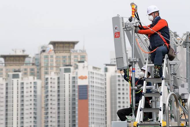 KT 직원이 5G 기지국을 구축하고 있는 모습. /KT
