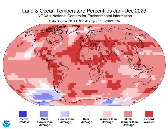 2023년 지구의 육지와 해양 평균 온도를 색상 블록으로 나타낸 지도. 기록적으로 가장 추운 지역은 진한 파란색, 가장 따뜻한 지역은 진한 붉은색으로 나타냈다./미 해양대기청(NOAA)