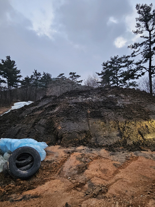 농사용 퇴비로 둔갑한 폐기물이 서산 태안지역 산림에 대량으로 무단 야적해 놓은 채 방치되고 있어 인근 지역의 지하수오염과 악취가 우려된다. 사진=독자 재공