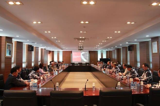 한국경영혁신중소기업협회(메인비즈협회)가 1월 26일 인도네시아 자카르타에서 '2024 메인비즈 글로벌 비즈니스 포럼'의 일환으로 이상덕 주인도네시아 대사 초청 간담회를 진행하고 있다. ⓒ메인비즈협회