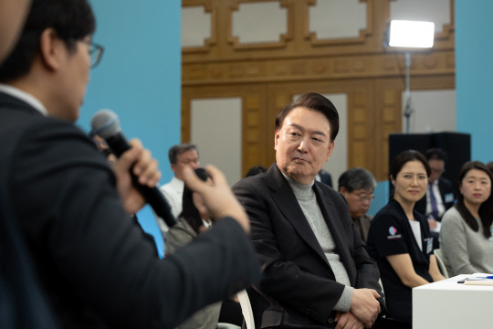 윤석열 대통령이 1일 경기도 성남시 분당서울대병원에서 열린 '국민과 함께하는 민생토론회-여덟 번째, 생명과 지역을 살리는 의료개혁'에서 참석자의 발언을 듣고 있다. 대통령실통신사진기자단=연합뉴스.