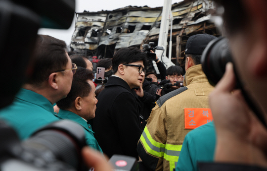 한동훈 국민의힘 비상대책위원장이 1일 오후 경북 문경 육가공공장 화재 현장에서 소방 관계자의 브리핑을 듣고 있다.<연합뉴스>