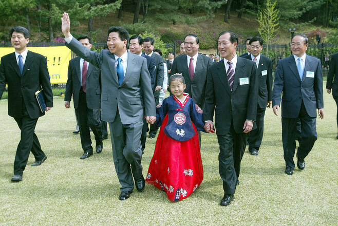 노무현 전 대통령이 지난 2003년 4월18일 청남대 개방을 환영하는 시민들의 환호에 손을 흔들고 있다. 충북도 제공