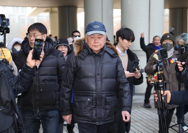 김건희 여사의 '쥴리 의혹'을 제기해 재판에 넘겨진 안해욱(가운데) 전 대한초등학교태권도협회장이 1일 오전 서울 서초구 서울중앙지법에서 열린 구속 전 피의자 심문(영장실질심사)에 출석하고 있다. 뉴시스