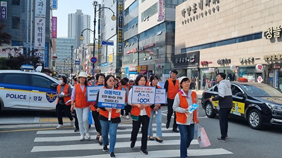 경상남도 김해시가 아동학대 예방 보호 캠페인을 벌이고 있다. [사진=경상남도 김해시]