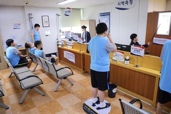 2024년도 첫 병역판정검사가 시작된 1일 서울 영등포구 서울지방병무청 제1병역판정 검사장에서 검사 대상자들이 신체와 시력 등을 측정하고 있다. 연합뉴스