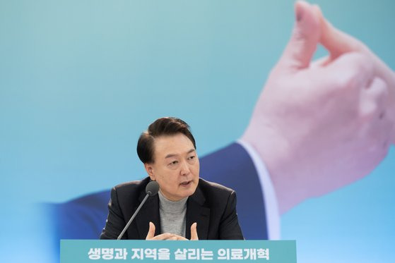 윤석열 대통령이 1일 경기도 성남시 분당서울대병원에서 열린 '국민과 함께하는 민생토론회-여덟 번째, 생명과 지역을 살리는 의료개혁'에 참석해 모두발언을 하고 있다 2024.2.1 대통령실사진기자단