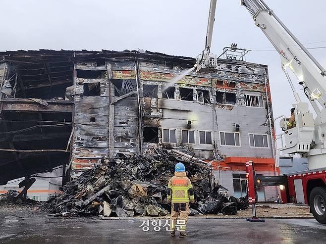 경북 문경시 신기동의 힌 육가공업체에서 1일 오후 8시쯤 소방당국불이 잔불을 진화하고 있다. 이 공장에서는 지난달 31일 오후 7시47분쯤 불이 났다. 인명 구조를 위해 불길 속으로 뛰어들었다가 고립된 문경소방서 119구조구급센터 소속 김모 소방교(28)와 박모 소방사(36)는 결국 숨진채 발견됐다. 김현수 기자