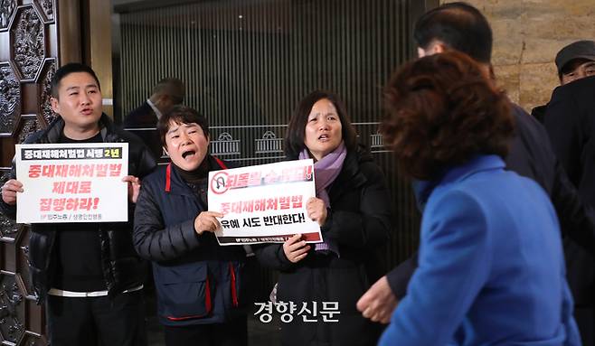 고 김용균씨 어머니 김미숙씨가 1일 국회 예결위 회의장에서 열린  더불어민주당 비공개 의총장에서 들어가는 의원들을 향해 중대재해처벌법 유예 시도 반대를 호소하고 있다. 2024.02.01 박민규 선임기자