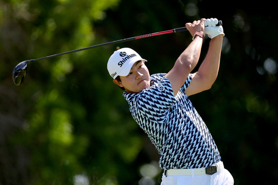 Kim Seong-hyeon plays his shot from the fifth tee during the third round of the Sony Open in Hawaii at Waialae Country Club in Honolulu, Hawaii on Jan. 13. [GETTY IMAGES]