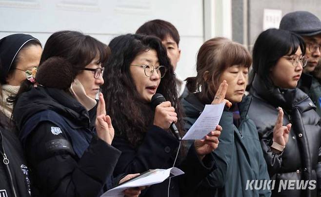 1일 오전 서울 성동구 옥수동 주한미얀마대사관 무관부 앞에서 열린 '미얀마 군부 규탄 및 민주주의 촉구 기자회견'에서 웨노웨 흐닌 쏘 행동하는미얀마청년연대 리더(가운데)가 한국과 국제사회의 연대를 호소하고 있다.