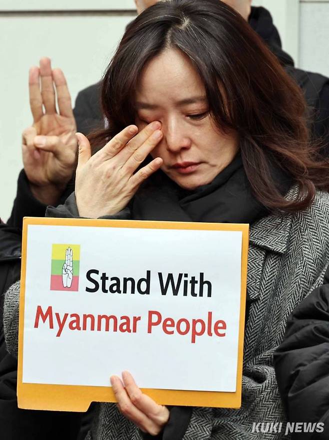 1일 오전 서울 성동구 옥수동 주한미얀마대사관 무관부 앞에서 열린 '미얀마 군부 규탄 및 민주주의 촉구 기자회견'에서 한 참가자가 희생자들을 생각하며 눈물을 훔치고 있다.