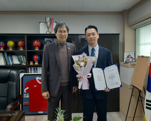 조은배 수원FC 신임 사무국장(오른쪽)과 최순호 수원FC 단장. 수원FC 제공