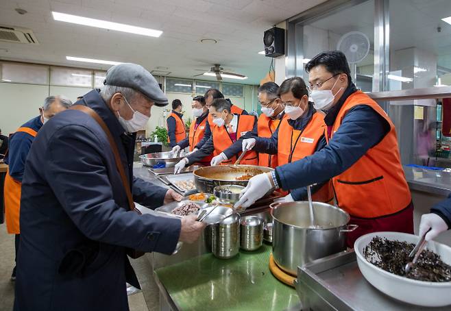 호반그룹 경영진이 떡국 나눔 봉사활동을 진행했다. 사진은 조억헌(왼쪽부터) 서울신문 부회장, 이정호 호반호텔앤리조트 부회장, 곽태헌 서울신문 사장,  송종민 호반산업 부회장, 김선규 호반그룹 회장, 박철희 호반건설 총괄사장이 떡국 나눔 봉사에 참여했던 모습. /사진=호반그룹