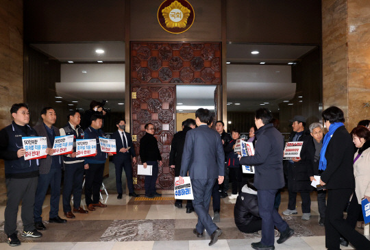 정의당과 민주노총, 한국노총 등이 1일 오후 더불어민주당 의원총회가 열리는 국회 예결위회의장 앞에서 ‘중대재해처벌법’ 유예를 반대하는 피켓팅을 하고 있다. 뉴시스