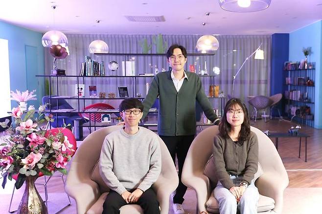 [울산=뉴시스] 왼쪽부터 제1저자 이현욱 연구원, 곽원진 교수, 김자영 연구원 *재판매 및 DB 금지