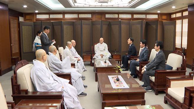 [서울=뉴시스] 이관섭 대통령 비서실장과 황상무 시민사회수석은 1일 오후 종로구 조계사를 방문해 조계종 총무원장 진우스님 등과 만나 설 선물 논란에 사과했다. (사진=BBS 제공) 2024.02.01.  *재판매 및 DB 금지
