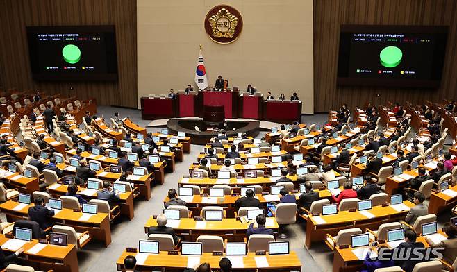 [서울=뉴시스] 추상철 기자 = 1일 오후 서울 여의도 국회 본회의장에서 열린 제412회 국회(임시회) 제2차 본회의 2024.02.01. scchoo@newsis.com