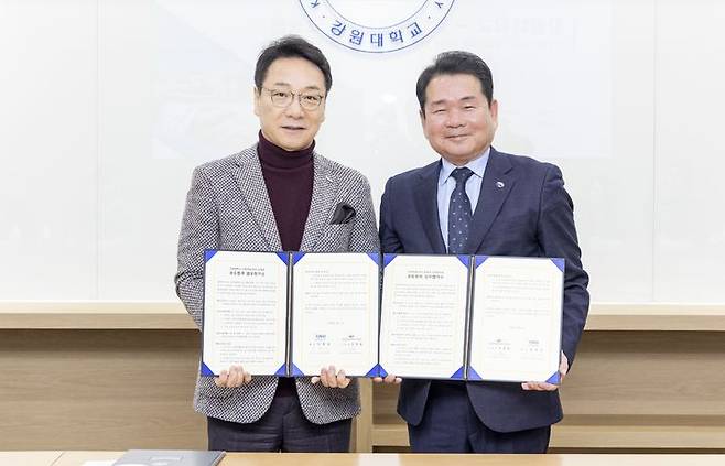 [춘천=뉴시스] 1일 강원대학교(총장 김헌영)는 이날 춘천캠퍼스 대학본부에서 강원특별자치도교육청(교육감 신경호)과 ‘공동협력 업무협약서’를 체결했다고 밝혔다. 강원대학교 제공 *재판매 및 DB 금지