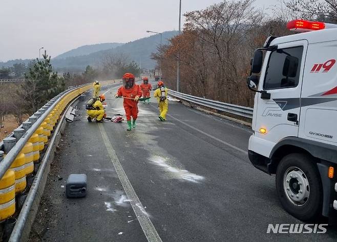 [무안=뉴시스] 1일 오후 3시 10분께 전남 무안군 삼향읍 서해안고속도로 죽림분기점(목포방면) 내리막 구간을 지나던 25t 화물차 화물칸에서 20ℓ 들이 염산통 650여개가 떨어져 소방 당국이 방제 작업에 나서고 있다. (사진 = 전남소방본부 제공) 2024.02.01. photo@newsis.com