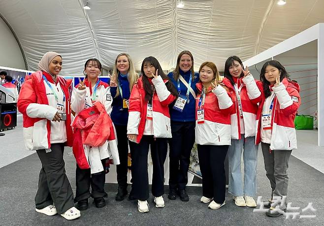 대회에 참가한 선수들과 기념촬영을 하고 있는 자원봉사자들. 구본호 기자