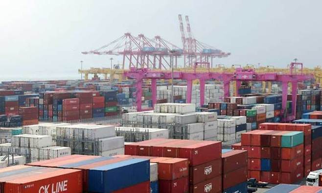 인천 연수구 인천신항 컨테이너 터미널에 컨테이너가 쌓여있다. 뉴시스