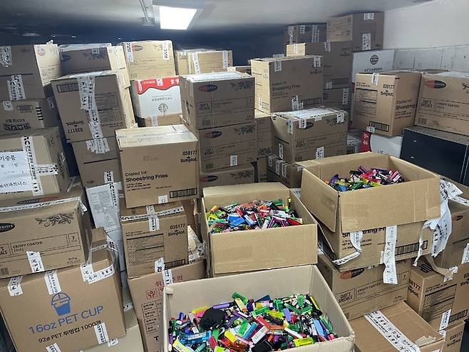 김포공항 국내선 승객 포기물품 창고에 라이터가 종이박스에 가득 담겨 있다.