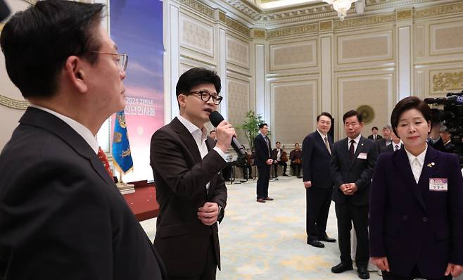 윤석열 대통령이 1월 3일 청와대 영빈관에서 열린 ‘2024년 신년인사회’에서 한동훈 국민의힘 비상대책위원장의 발언을 듣고 있다. [뉴시스]