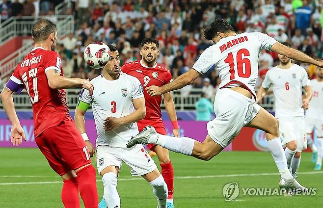 크로스 걷어내는 메흐디 토라비 (도하=연합뉴스) 김도훈 기자 = 31일(현지시간) 카타르 도하 압둘라 빈 칼리파 스타디움에서 열린 2023 아시아축구연맹(AFC) 아시안컵 16강전 이란과 시리아 경기. 연장 후반 이란 메흐디 토라비가 시리아의 크로스를 걷어내고 있다. 2024.2.1 superdoo82@yna.co.kr