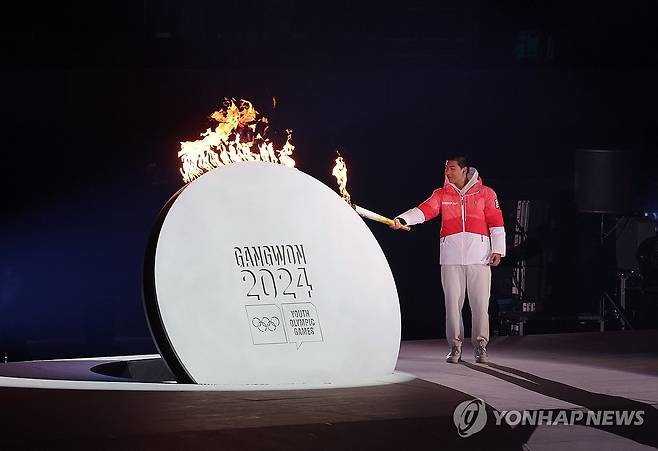 '강원 2024 개회식' 성화 점화 (강릉=연합뉴스) 임화영 기자 = 프리스타일 스키 선수인 이정민이 19일 오후 강원도 강릉시 스피드스케이트 경기장에서 열린 2024 강원 동계청소년올림픽 개회식에서 성화를 점화하고 있다. 2024.1.19 hwayoung7@yna.co.kr