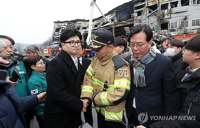 문경 화재 현장 찾은 한동훈 비대위원장 (문경=연합뉴스) 한종찬 기자 = 한동훈 국민의힘 비상대책위원장이 1일 오후 경북 문경 육가공공장 화재 현장을 둘러본 뒤 배종혁 문경소방서장을 위로하고 있다. 2024.2.1 [공동취재] saba@yna.co.kr